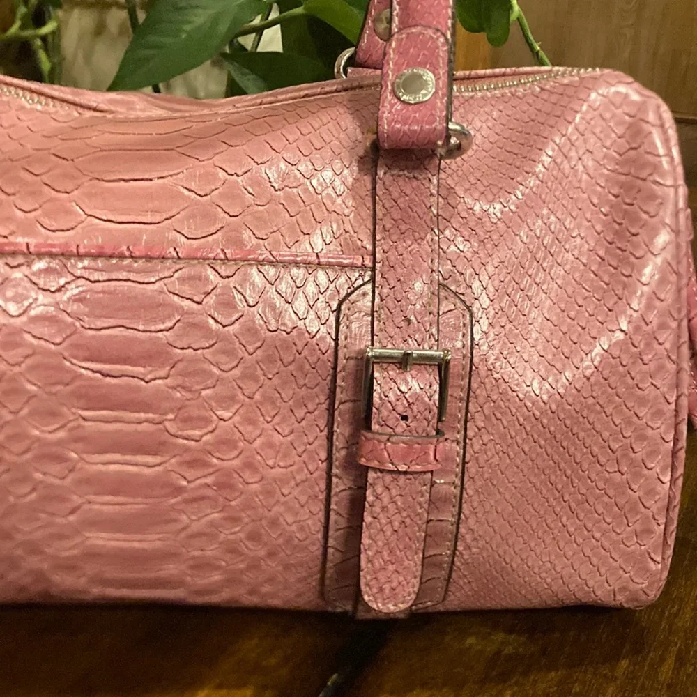 Liz Claiborne Retro Pink Faux Crocodile Embossed Cylindrical Purse (ABBA) - Picture 4 of 16